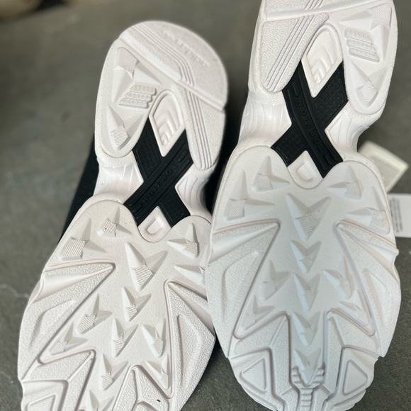 new sneakers.  black & white athletic shoe. ADIDAS new in box - Picture 5 of 6